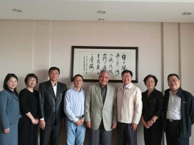 与各部门合影.jpg